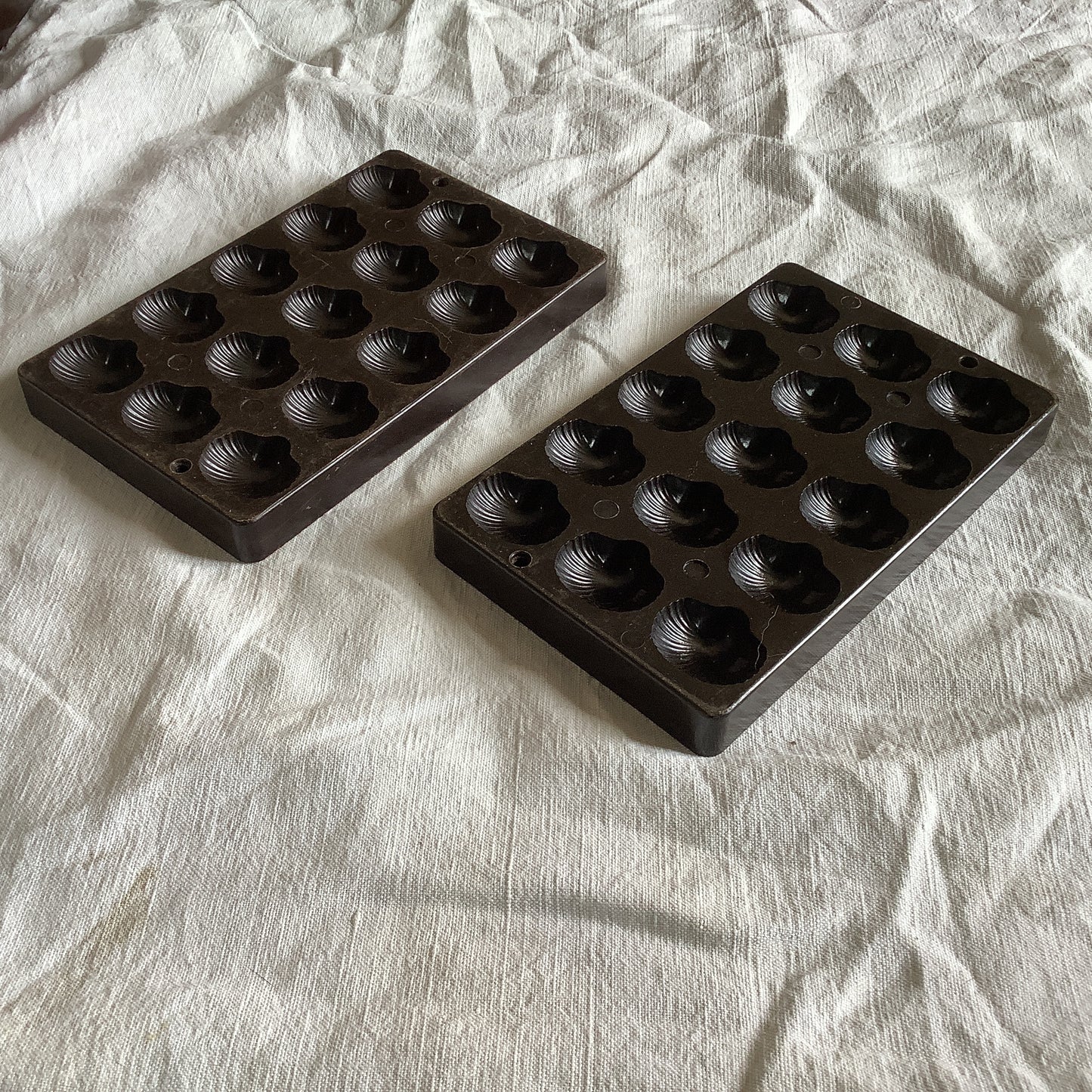 Antique Vintage 1940s chocolate candy Sea Shell shaped mould / mold Bakelite cast mould / mold made in a France (02)