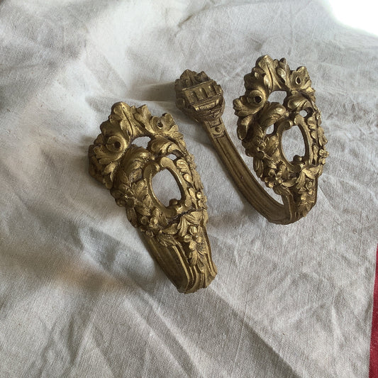 Une paire d'embrasses de rideaux classiques vintage en laiton doré et bronze de taille moyenne des années 1900 fabriquées en France