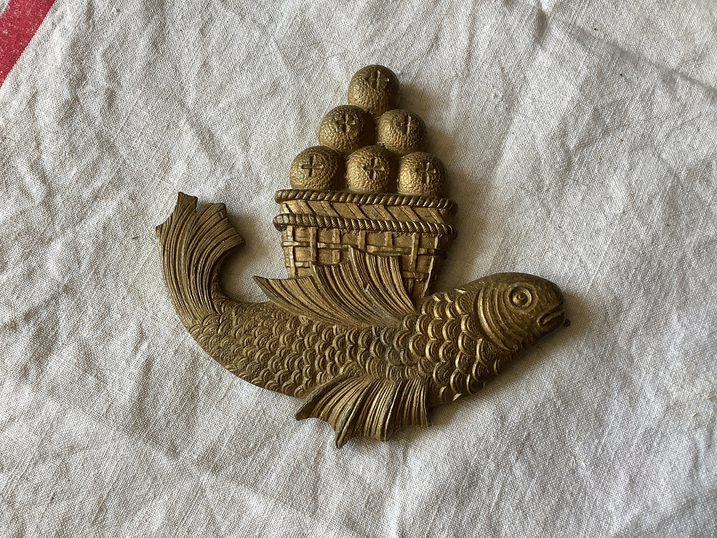 Quincaillerie décorative classique en laiton doré antique pour meubles des années 1900, une seule pièce fabriquée en France Poisson avec panier de fruits 3D