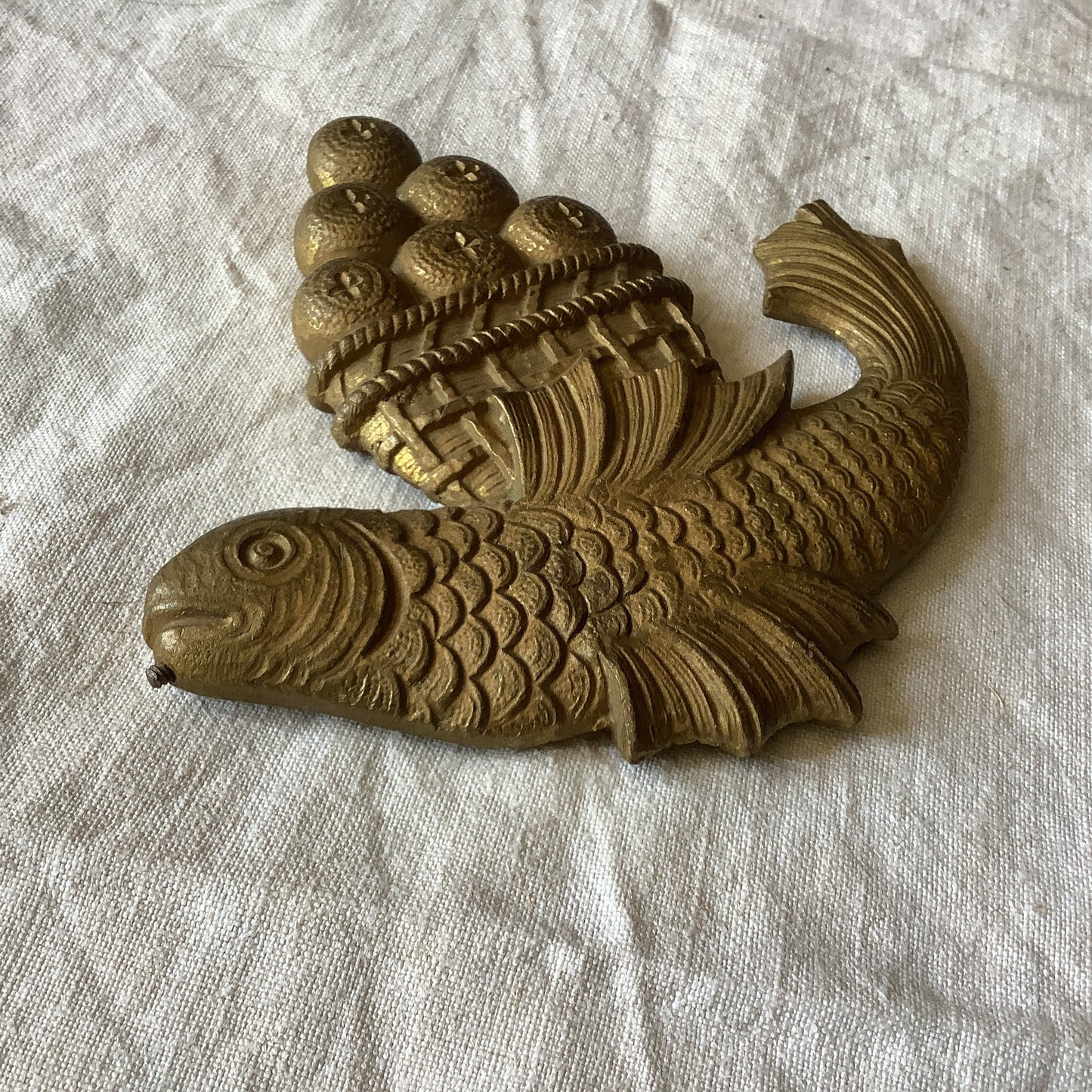 Quincaillerie décorative classique en laiton doré antique pour meubles des années 1900, une seule pièce fabriquée en France Poisson avec panier de fruits 3D