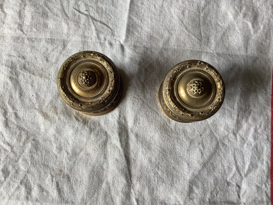 Une paire de boutons classiques en laiton doré et bronze de taille moyenne des années 1900, fabriqués en France, de qualité, une paire (deux pièces)