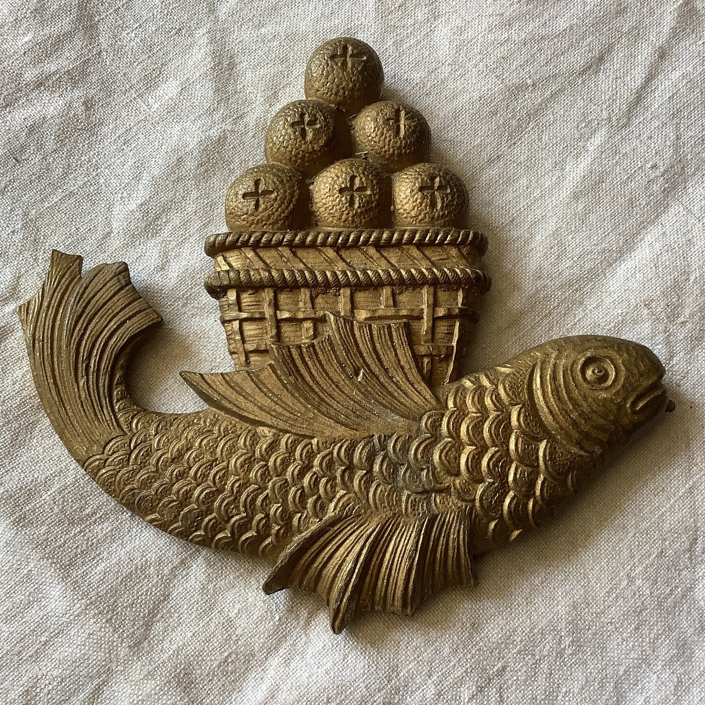 Quincaillerie décorative classique en laiton doré antique pour meubles des années 1900, une seule pièce fabriquée en France Poisson avec panier de fruits 3D