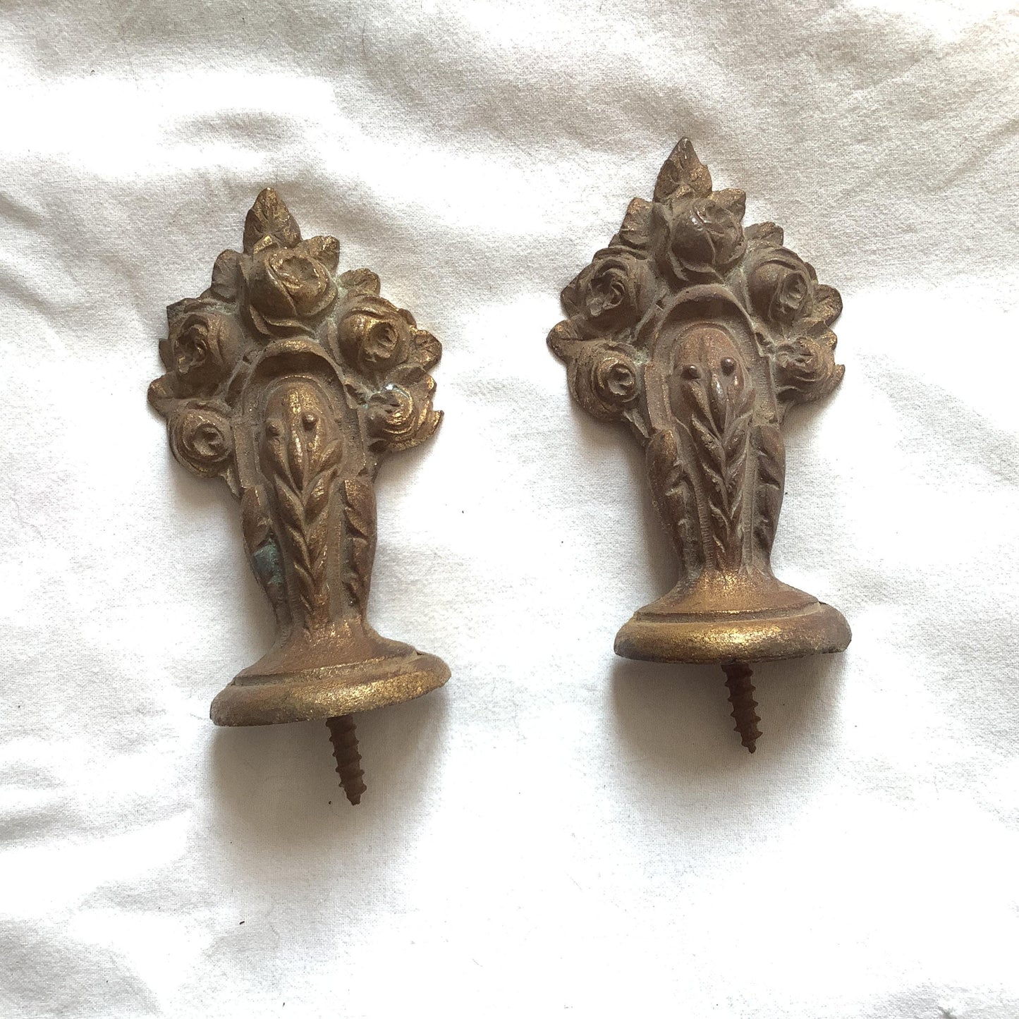 Embouts de tringle à rideau antiques en laiton doré et bronze doré des années 1900 Fabriqués en France Fleurs