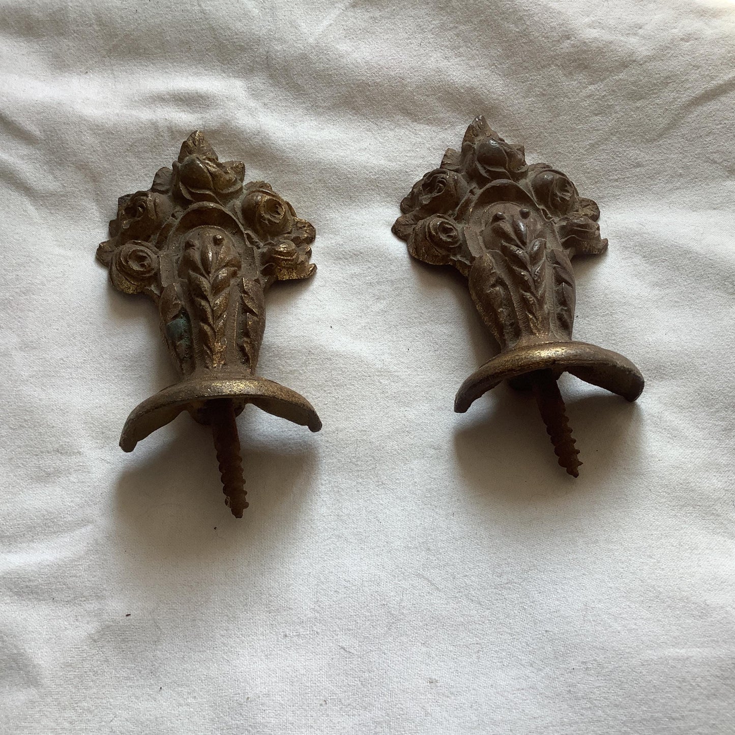 Embouts de tringle à rideau antiques en laiton doré et bronze doré des années 1900 Fabriqués en France Fleurs