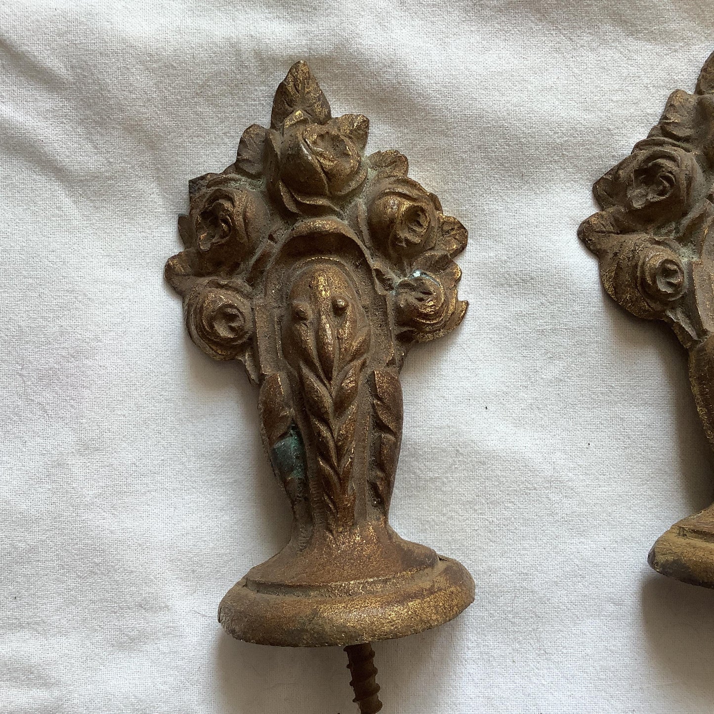 Embouts de tringle à rideau antiques en laiton doré et bronze doré des années 1900 Fabriqués en France Fleurs