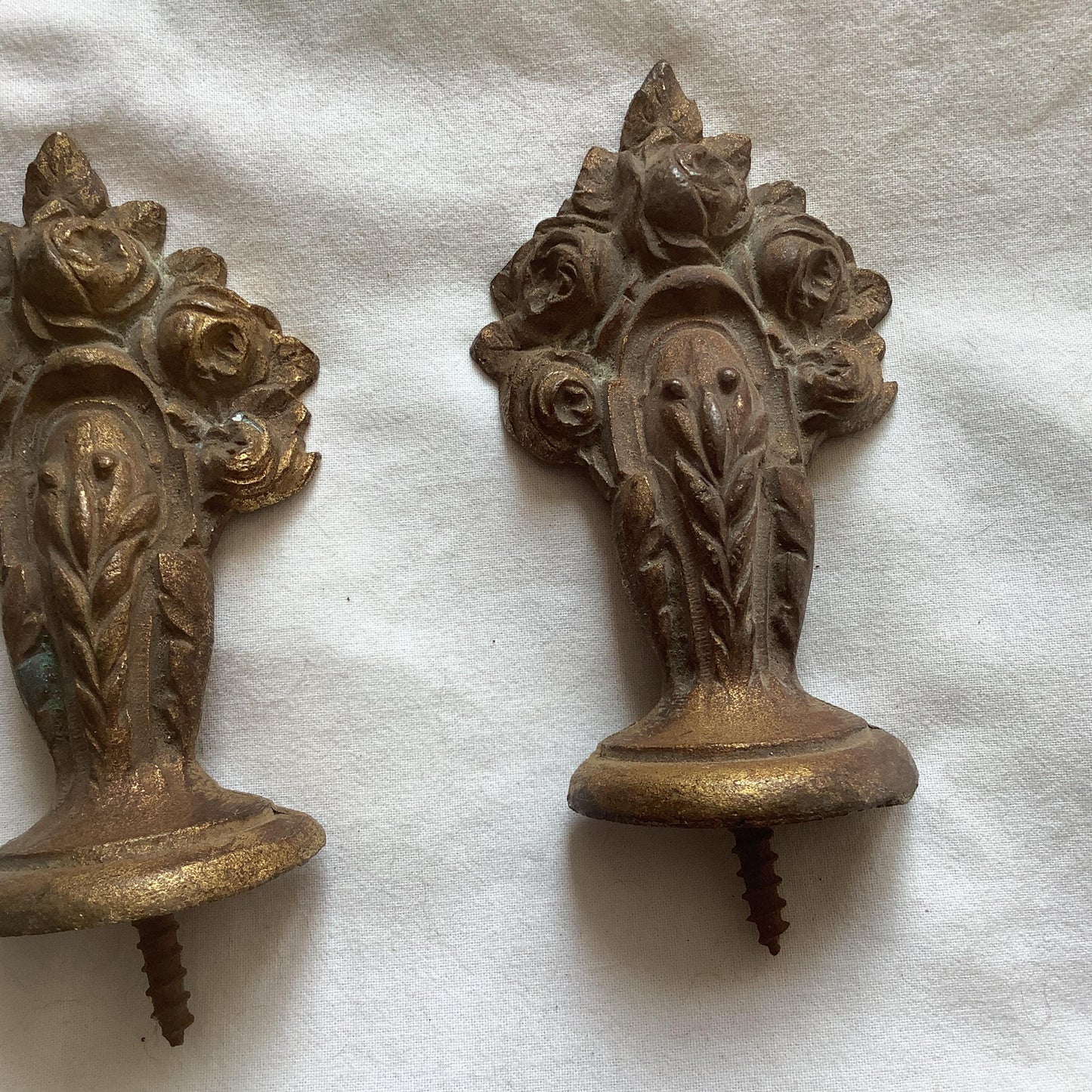 Embouts de tringle à rideau antiques en laiton doré et bronze doré des années 1900 Fabriqués en France Fleurs