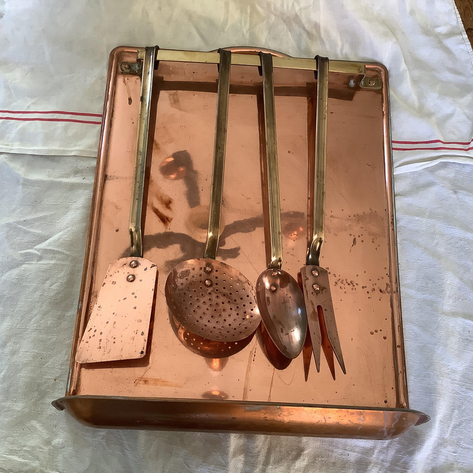 Vintage 1940s set of four copper cooking utensils, brass handles and copper rivets, display wall mounted drain stand made in France