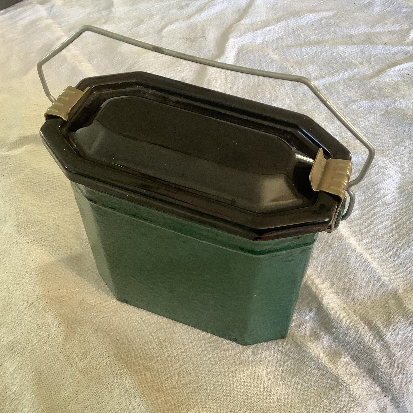 Vintage Französische Lunchbox aus den 1950er Jahren, Arbeiter-Lunchbox, französisches Emaillegeschirr, dunkelgrüner und schwarzer Deckel